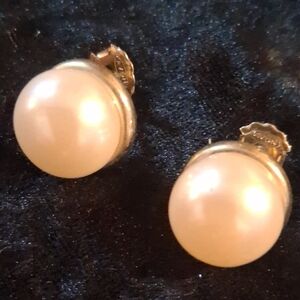 Avon Cream Pearl Stud Earrings